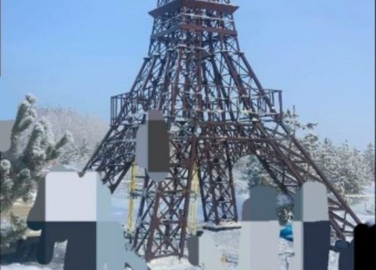 Мужчина упал с Эйфелевой башни и попал к врачам в России