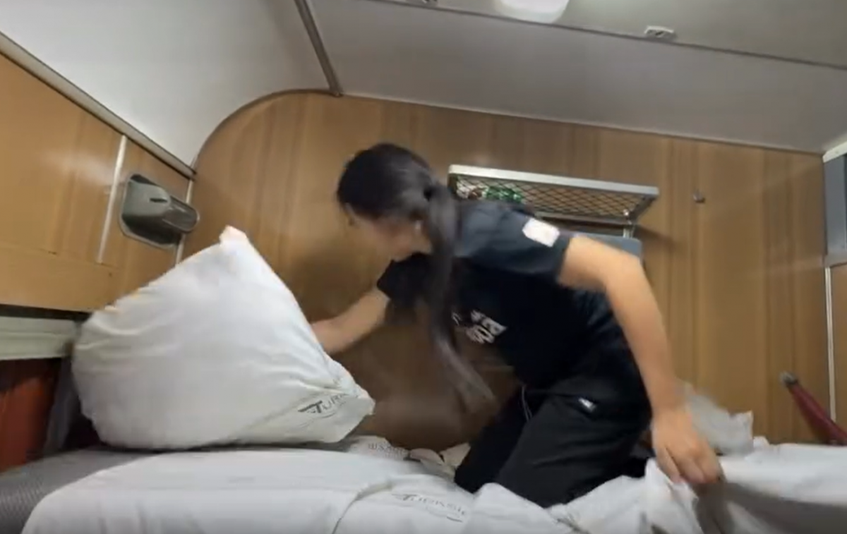 Девушка устроила “скачки” в поезде Казахстана