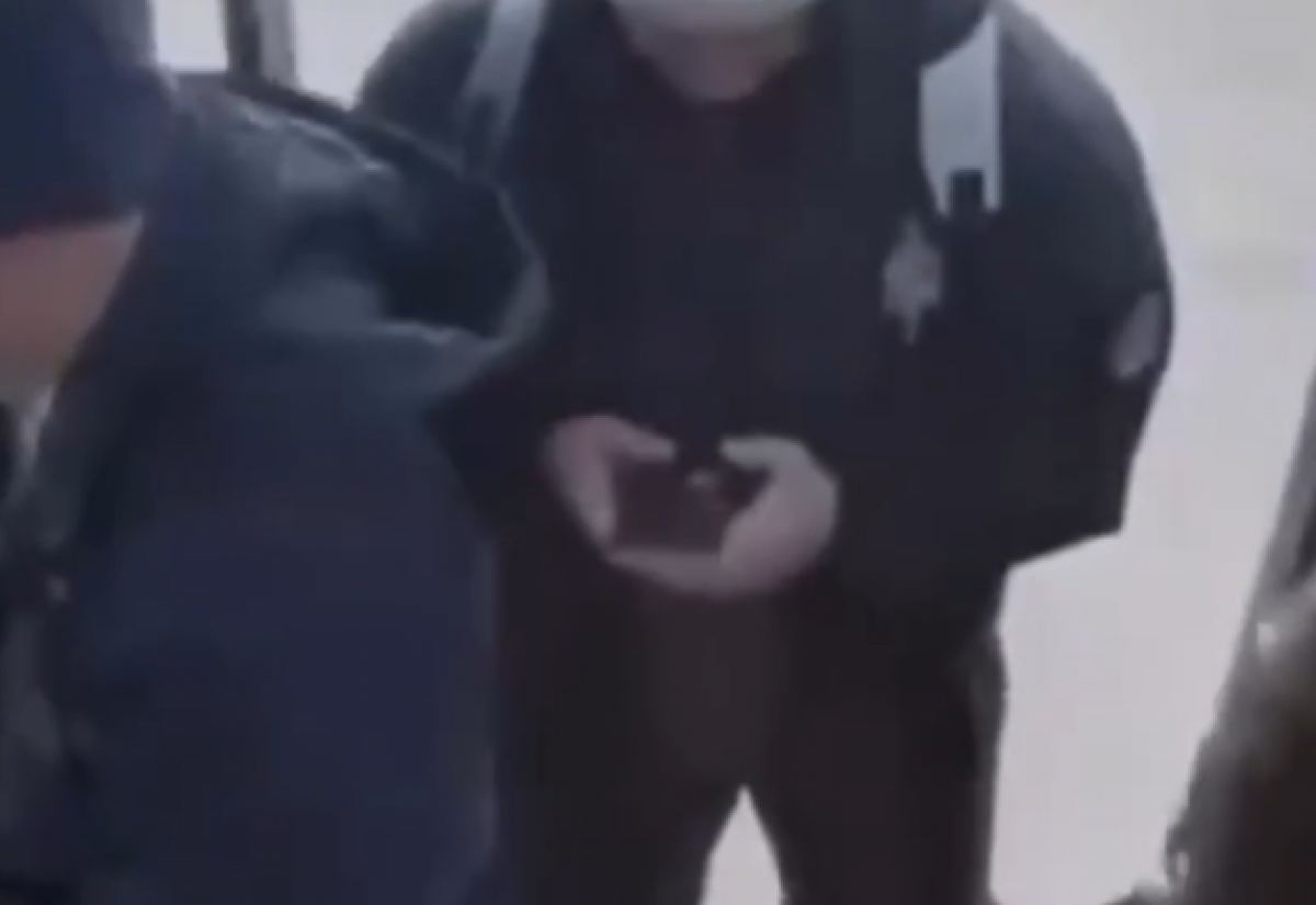 Мужчина выпал из автобуса в Караганде