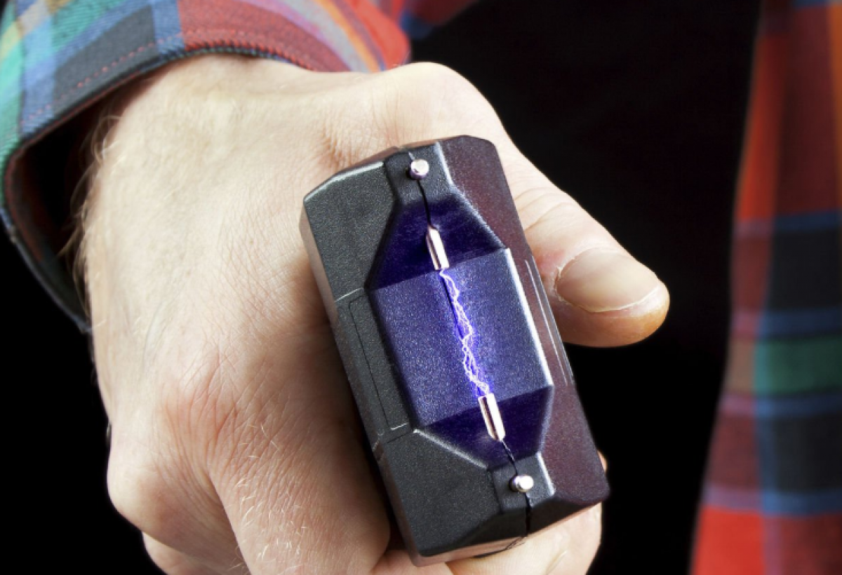 Алматинец пугал людей электрошокером (ВИДЕО)