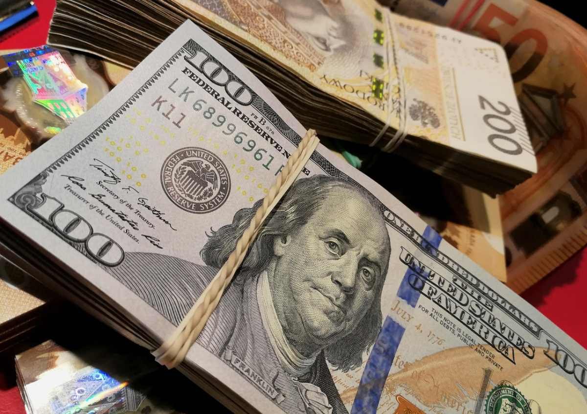 Сколько стоят доллар, евро и рубль в Казахстане