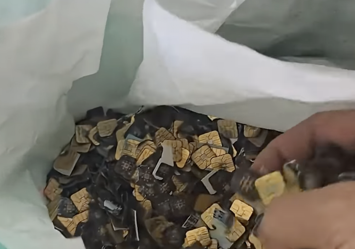 Блогер извлек 200 граммов золота из SIM-карт (ВИДЕО)