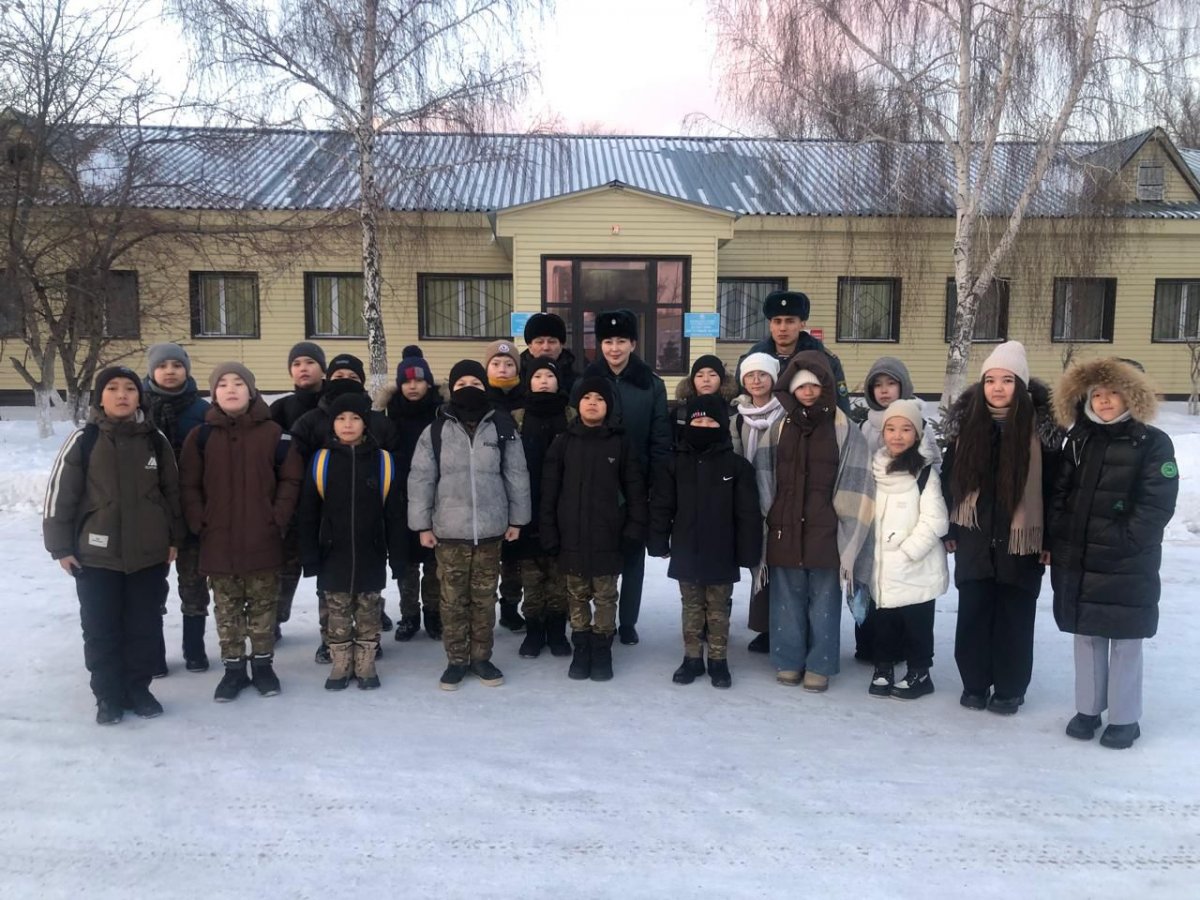 Гвардейцы показали школьникам военную технику в день открытых дверей