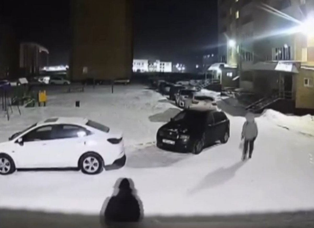 "Не убила же": чем закончилось запугивание у подъезда в Семее