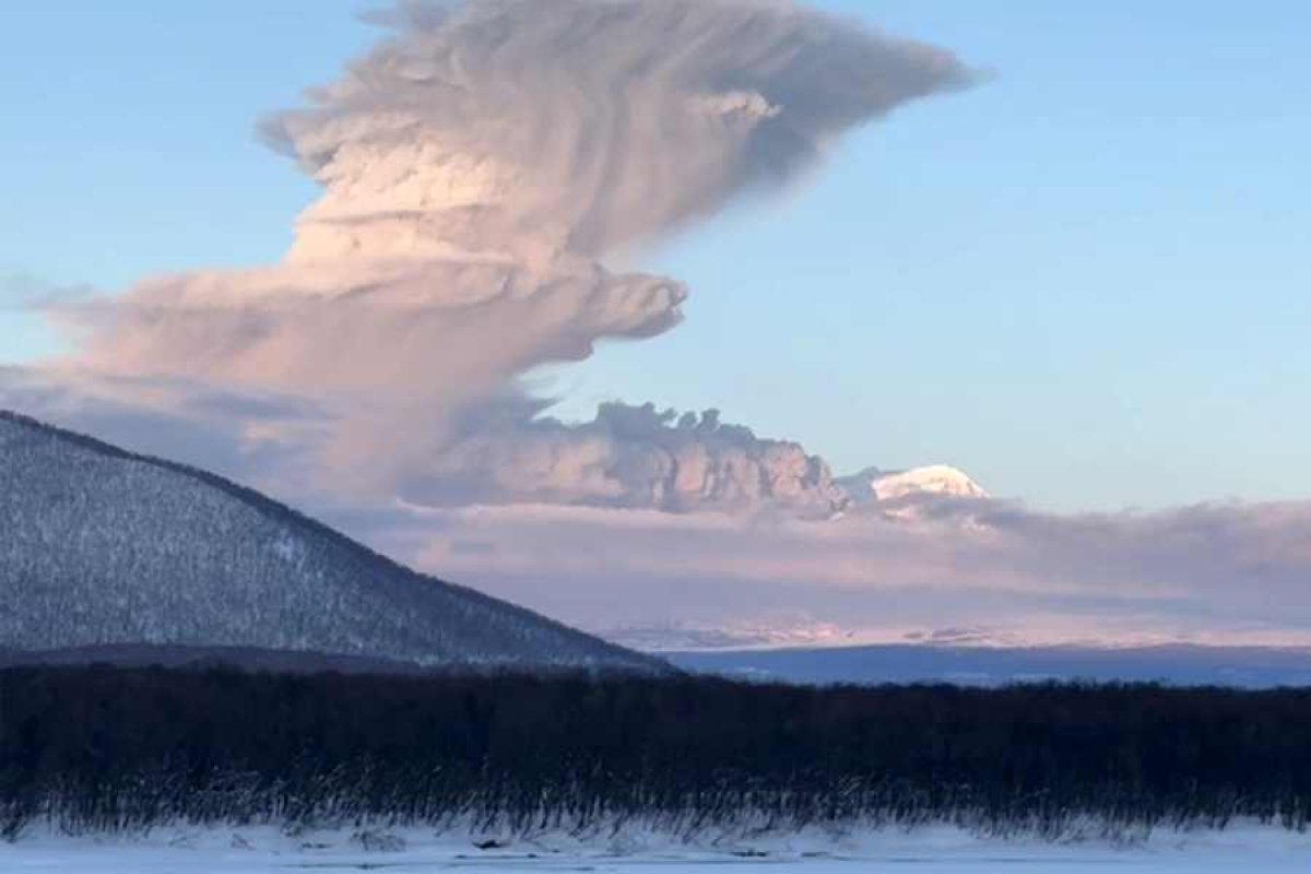 Вулкан на Камчатке выбросил столб пепла на высоту 9 км