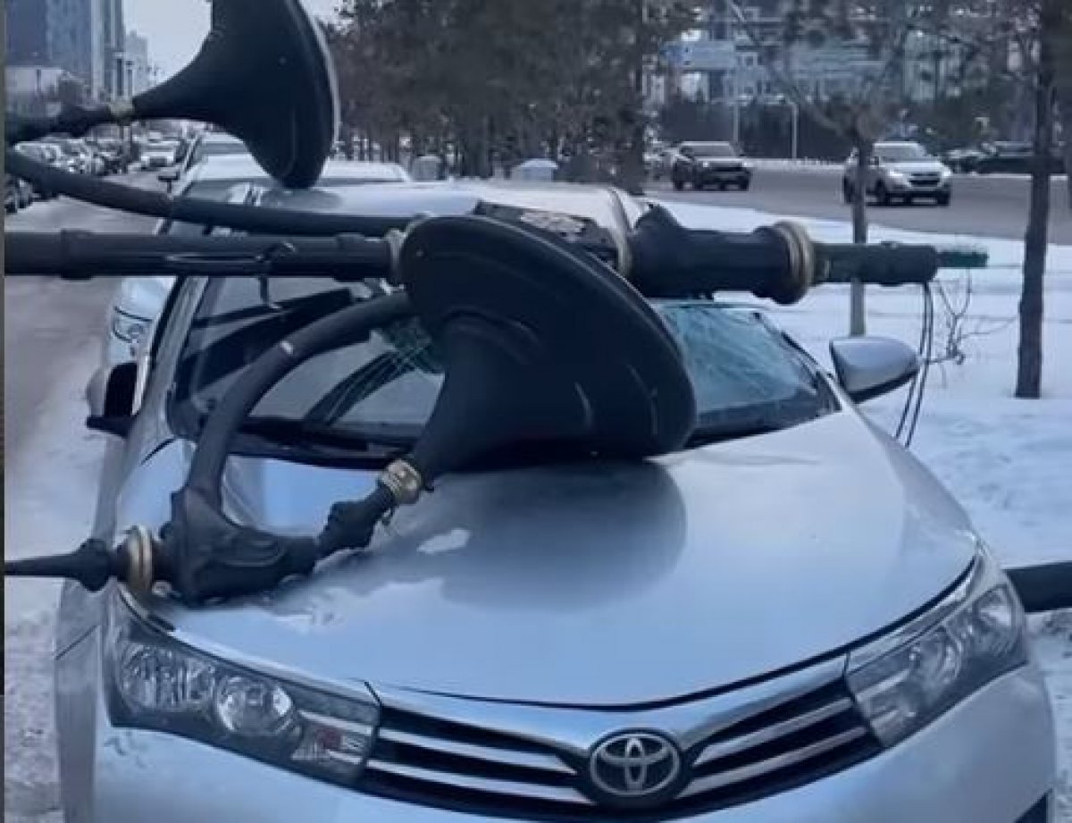 Опора освещения рухнула на припаркованный автомобиль в Астане (ВИДЕО)