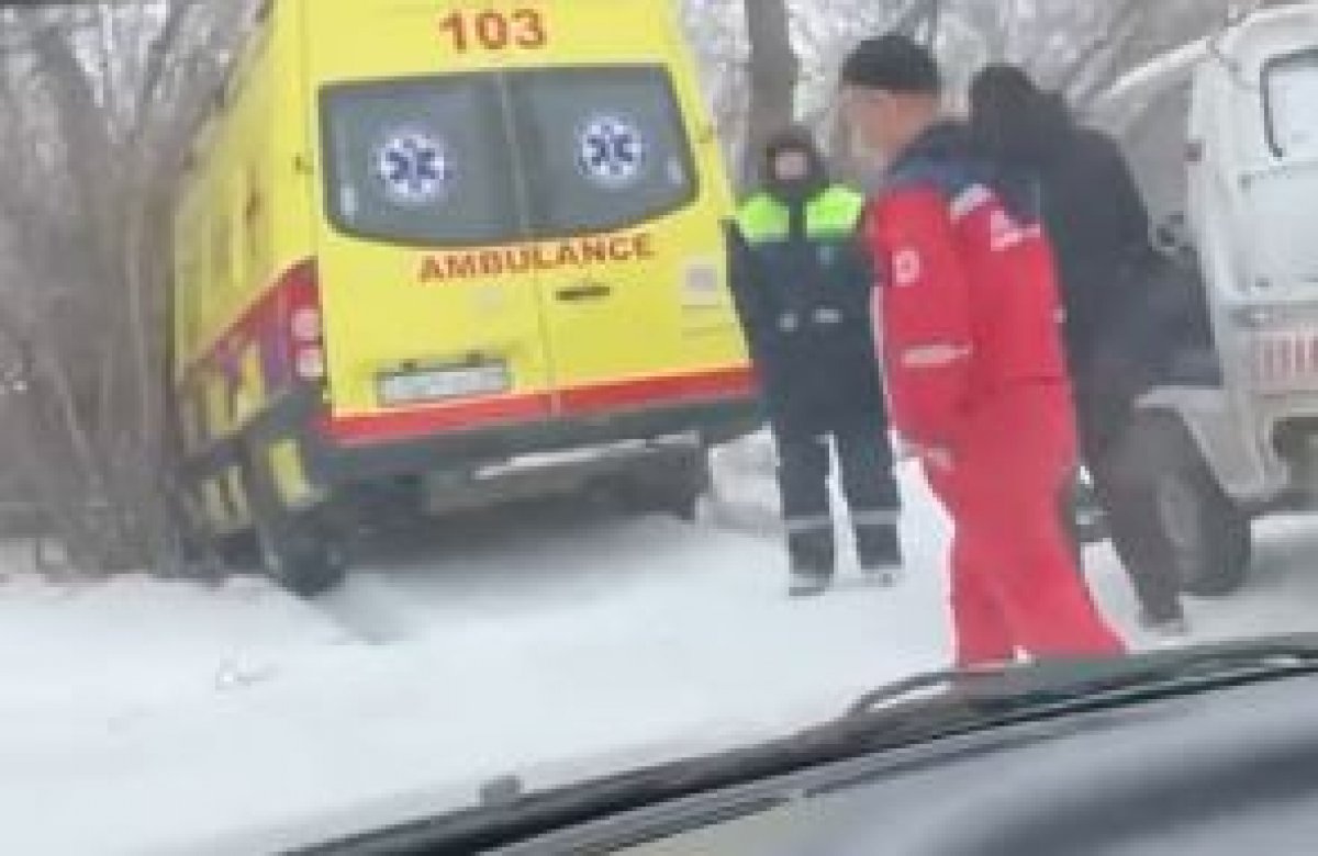 Скорая помощь вылетела в кювет в Караганде (ВИДЕО)