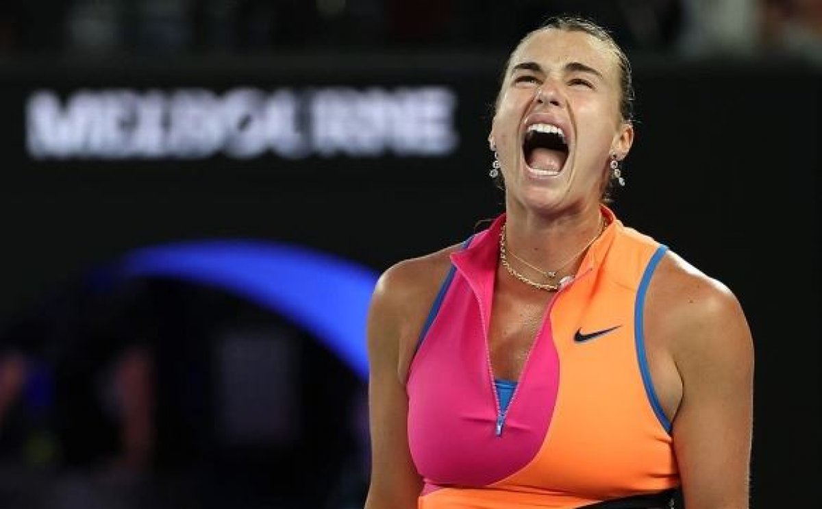 Теннисистку Арину Соболенко лишили очка за слишком громкий стон при ударе (ВИДЕО)