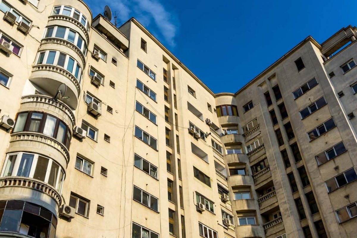 Женщина справила нужду в подъезде в Уральске