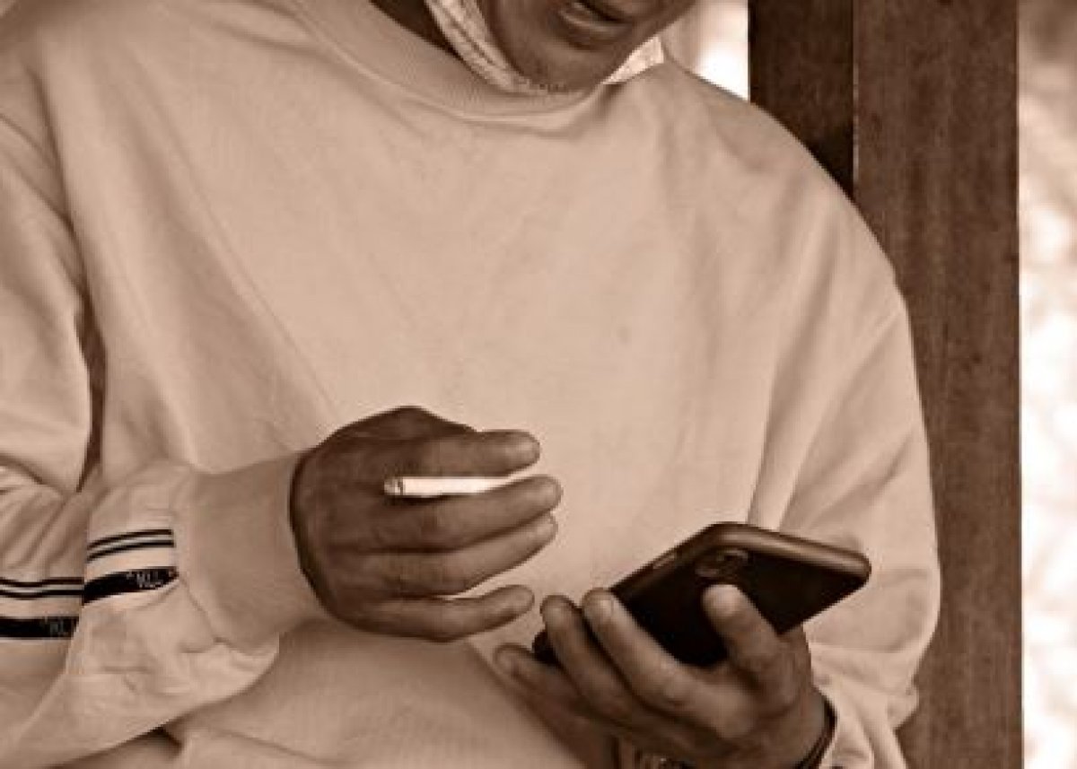 Бывший муж распространял интимные фото жены через WhatsApp в ЗКО