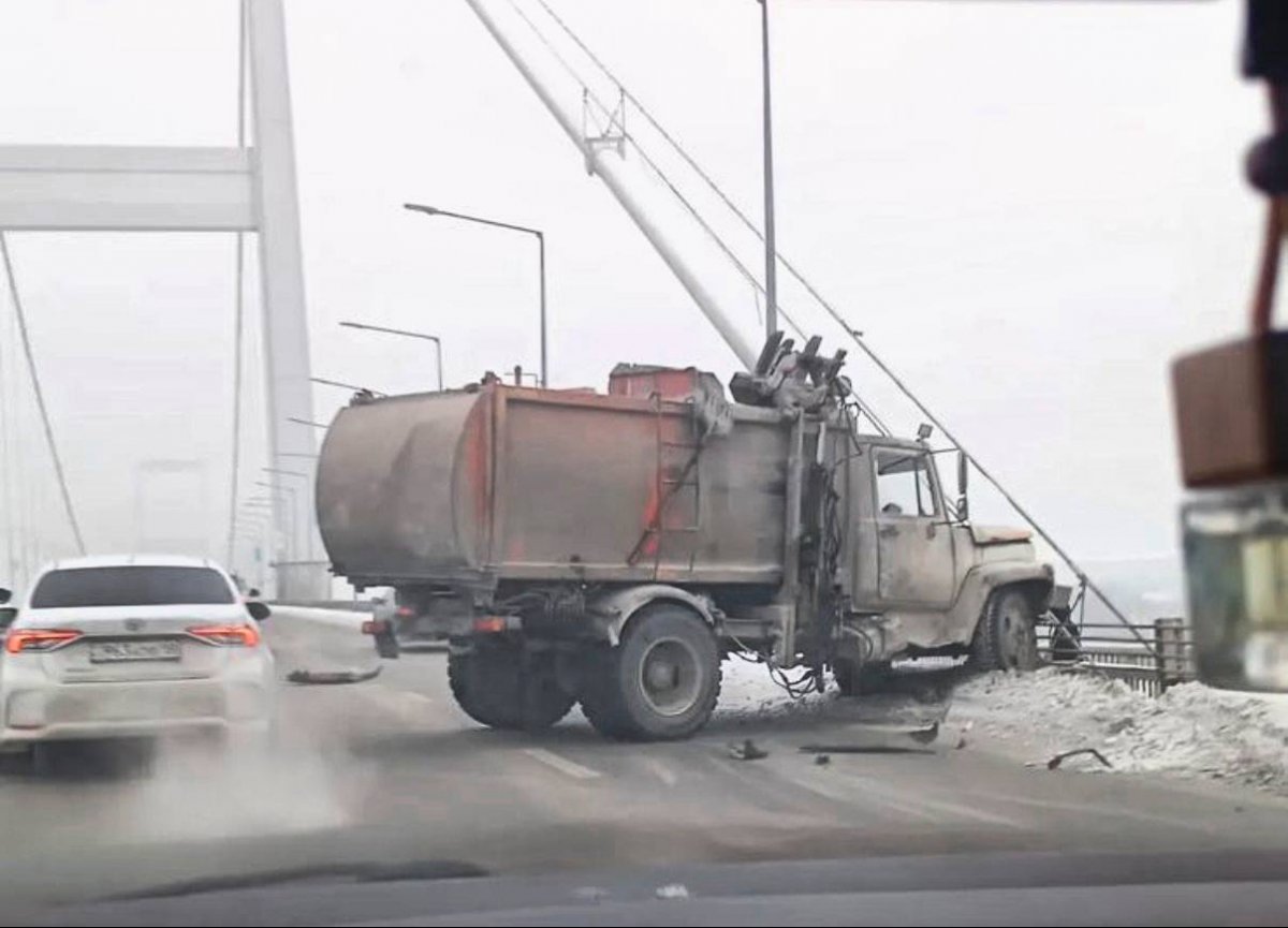 Грузовик врезался в ограждение подвесного моста в Семее