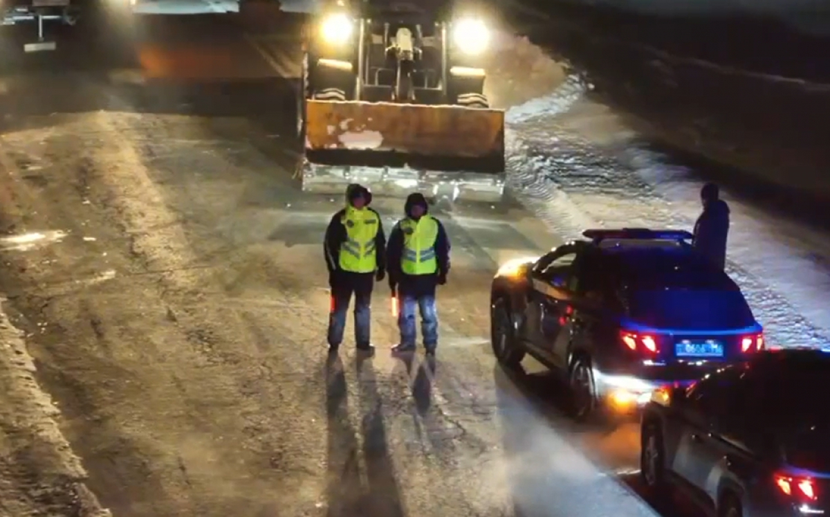 Грузовик съехал в кювет на трассе Усть-Каменогорск - Семей