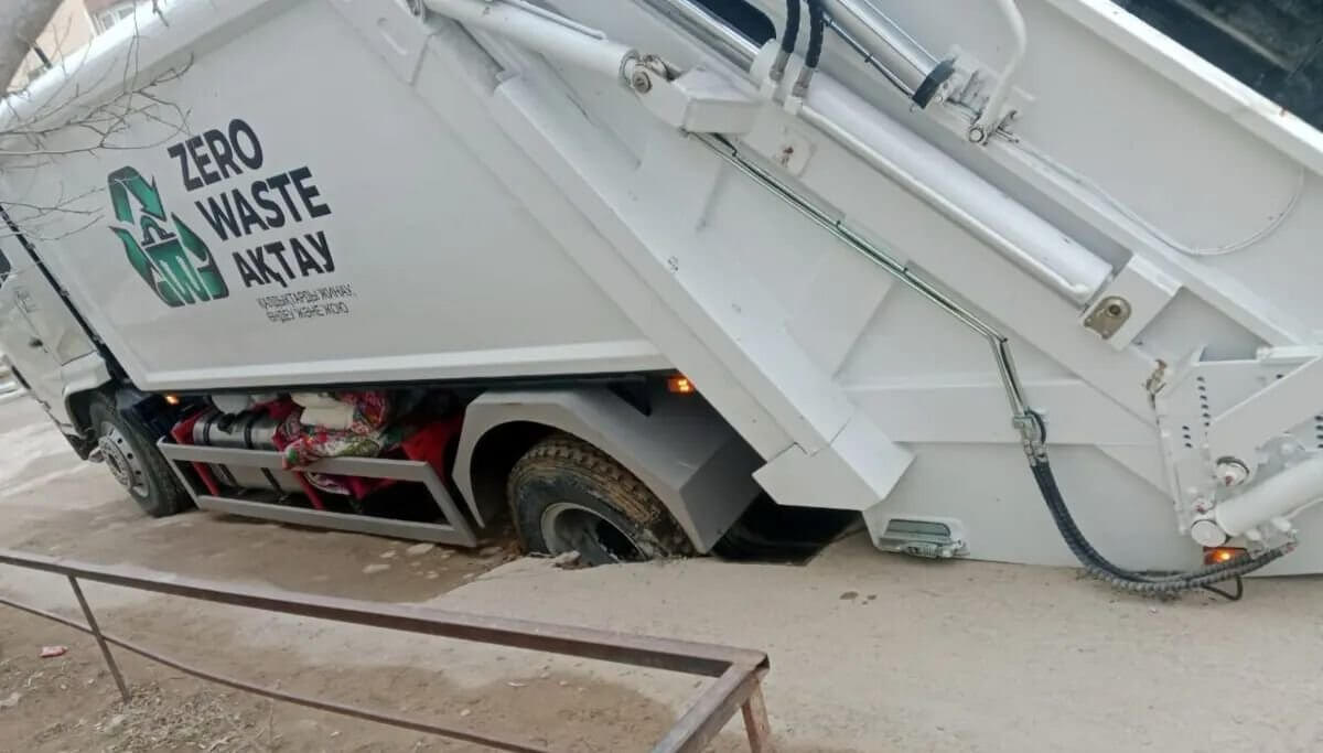 В Актау новый мусоровоз провалился в грунт