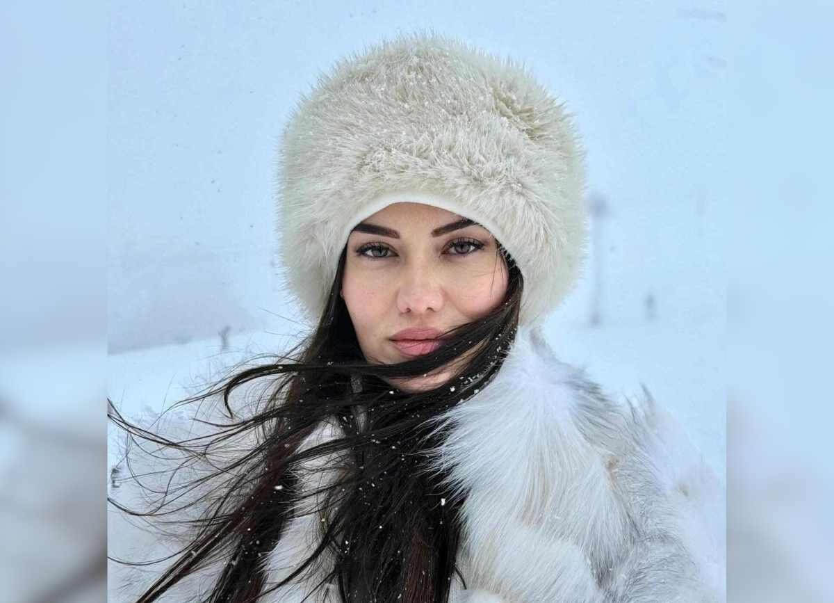 Звезда сериала “Королек – птичка певчая” устроила стильную зимнюю фотосессию