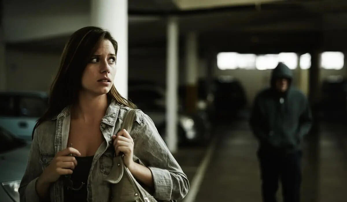 Штраф до 200 МРП или арест: казахстанцам напомнили об ответственности за сталкинг