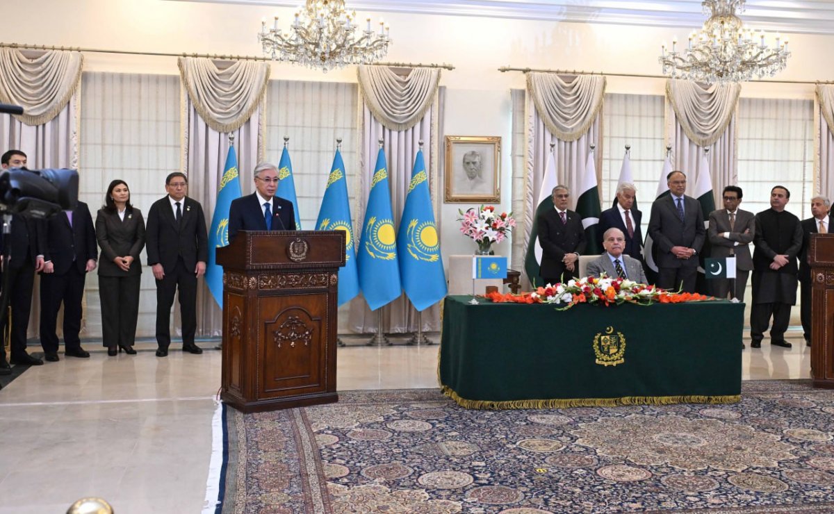 Токаев выступил перед СМИ по итогам переговоров с премьер-министром Пакистана