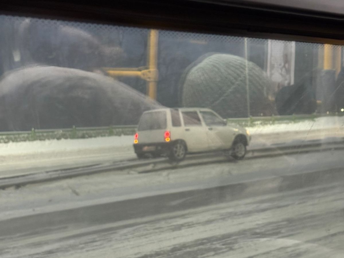 Автомобиль "повис" на отбойнике на Иртышском мосту (ВИДЕО)