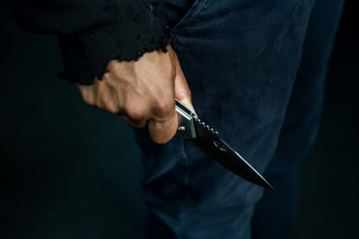 Разъяренный мужчина с ножом напал на судебного исполнителя в Костанайской области