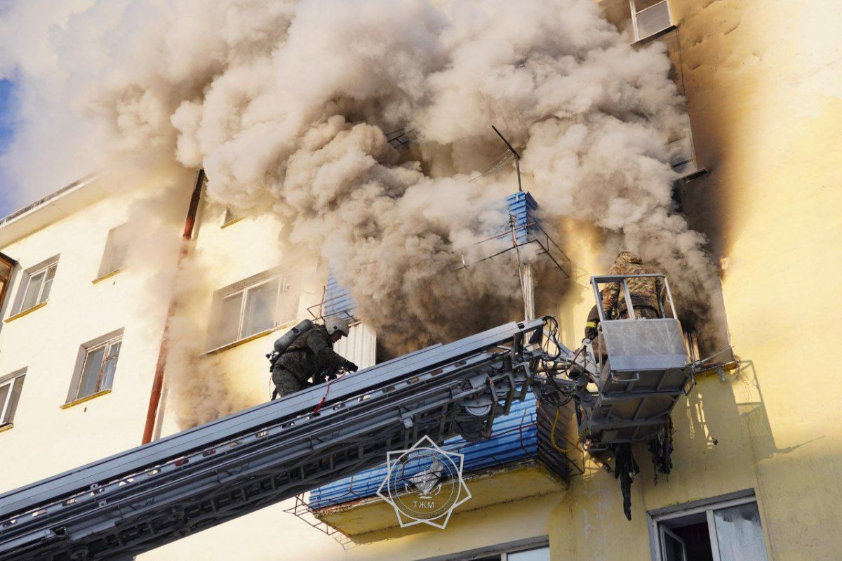 Квартиру Плюшкина не могут потушить в Усть-Каменогорске