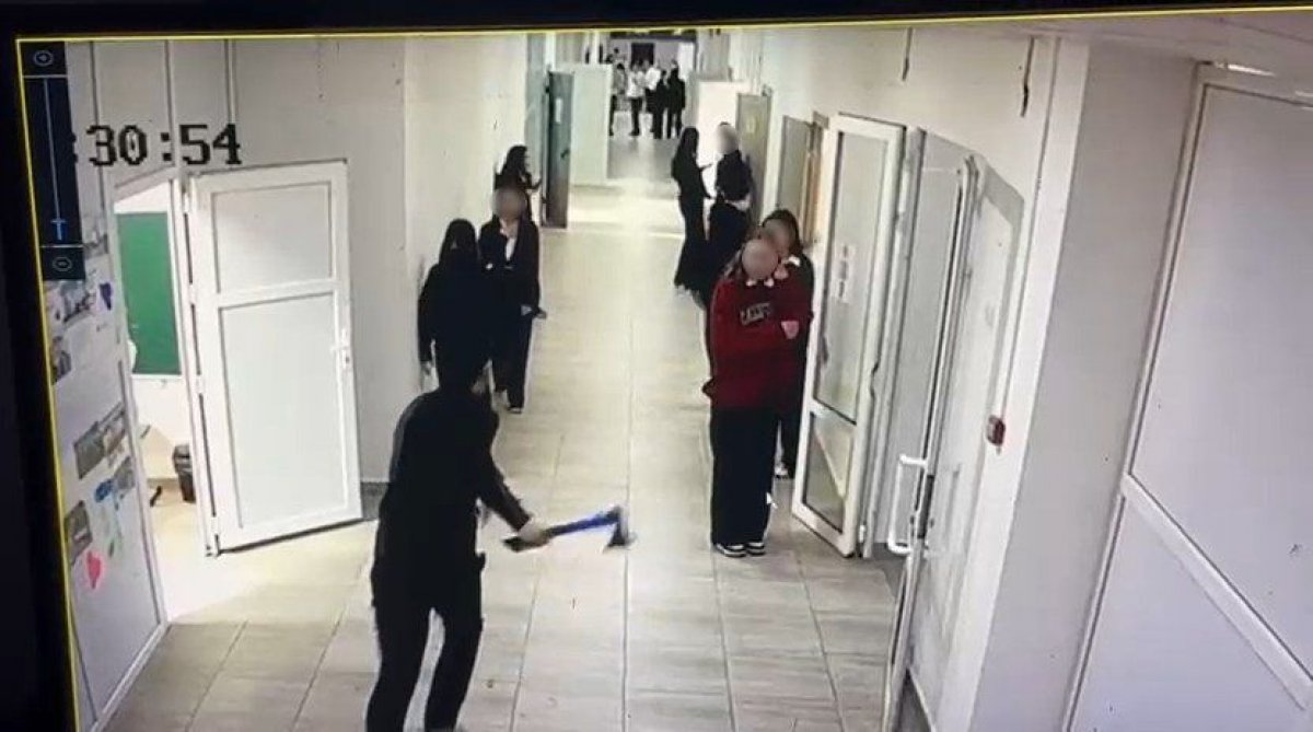 Подросток с топором бегал за учениками в школе Кульсары (ВИДЕО)