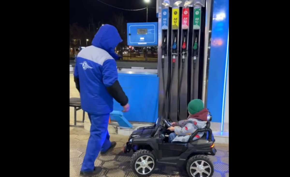 Заправщик исполнил мечту маленького мальчика в Шымкенте