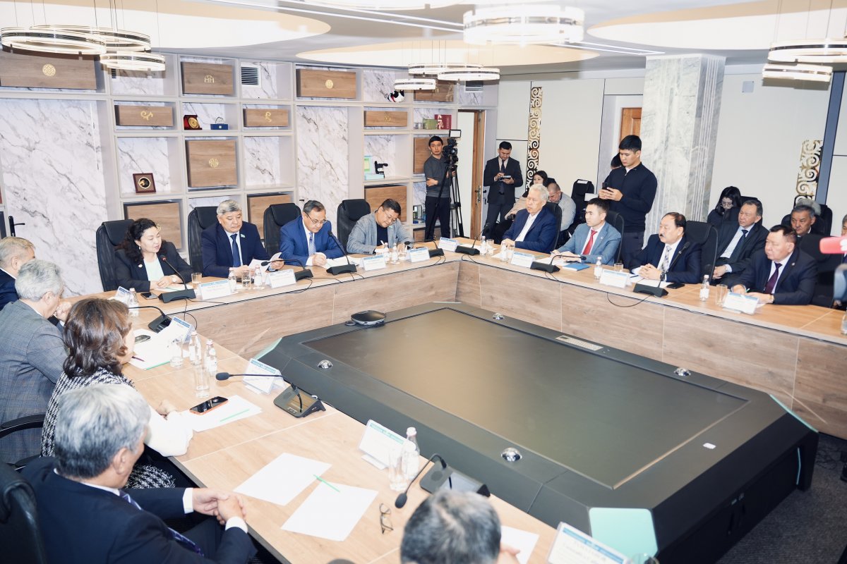 В Национальной академии наук обсудили научные основы модернизации Конституции