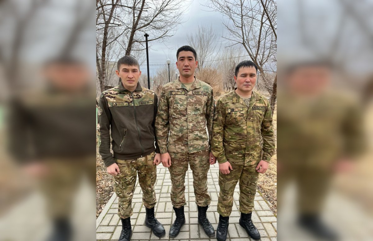 20 детей эвакуировали гвардейцы из горящей квартиры, когда возвращались домой в Алатау