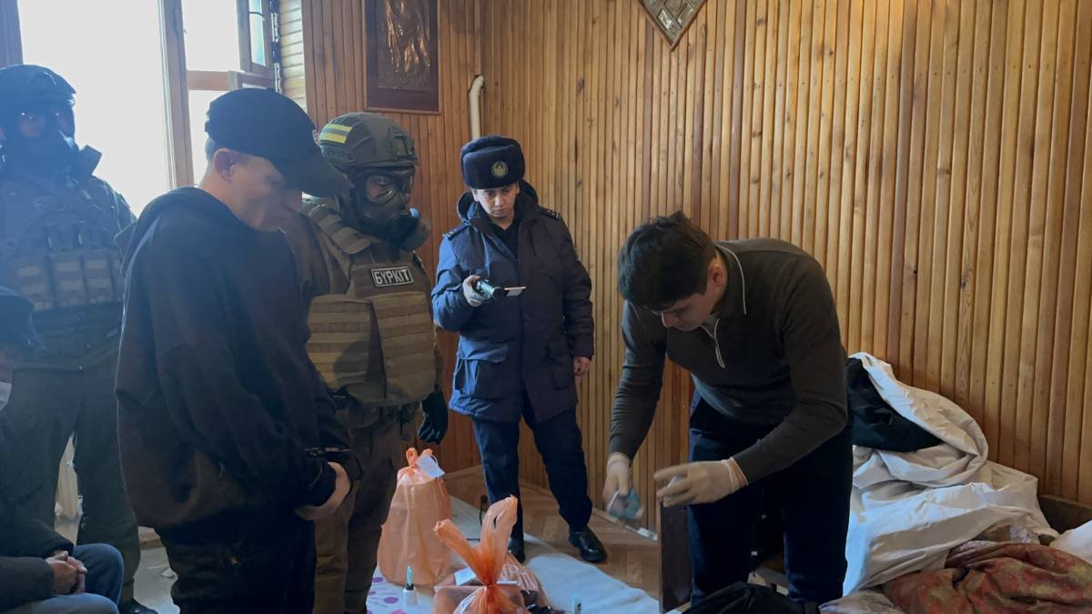 Микролаборатория в одной комнате: под Алматы раскрыли секрет неприметного дома (ВИДЕО)