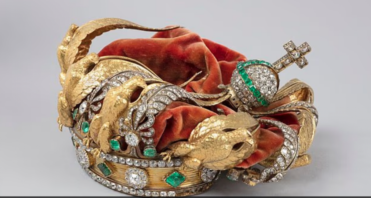 Лувр показал корону, поврежденную во время ограбления века