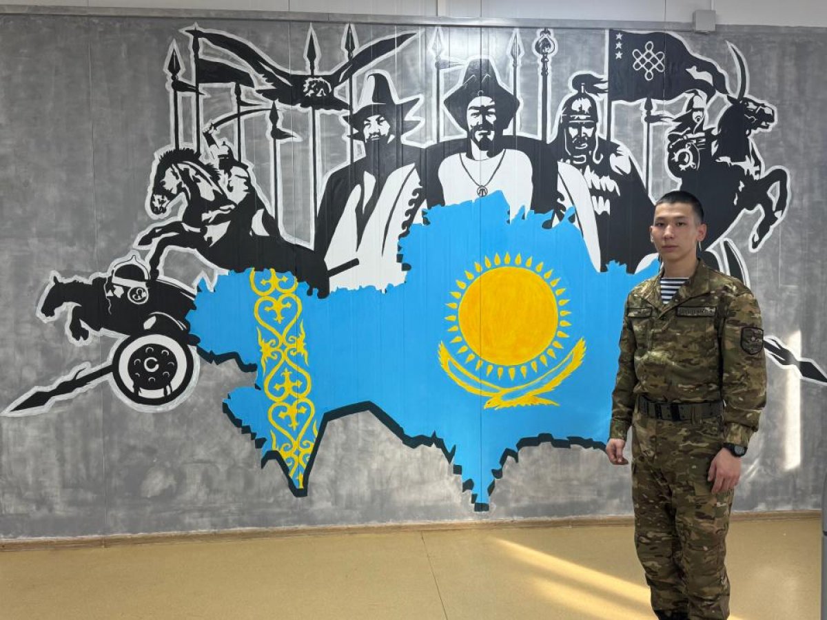 Военнослужащий создает картины о героях истории Казахстана