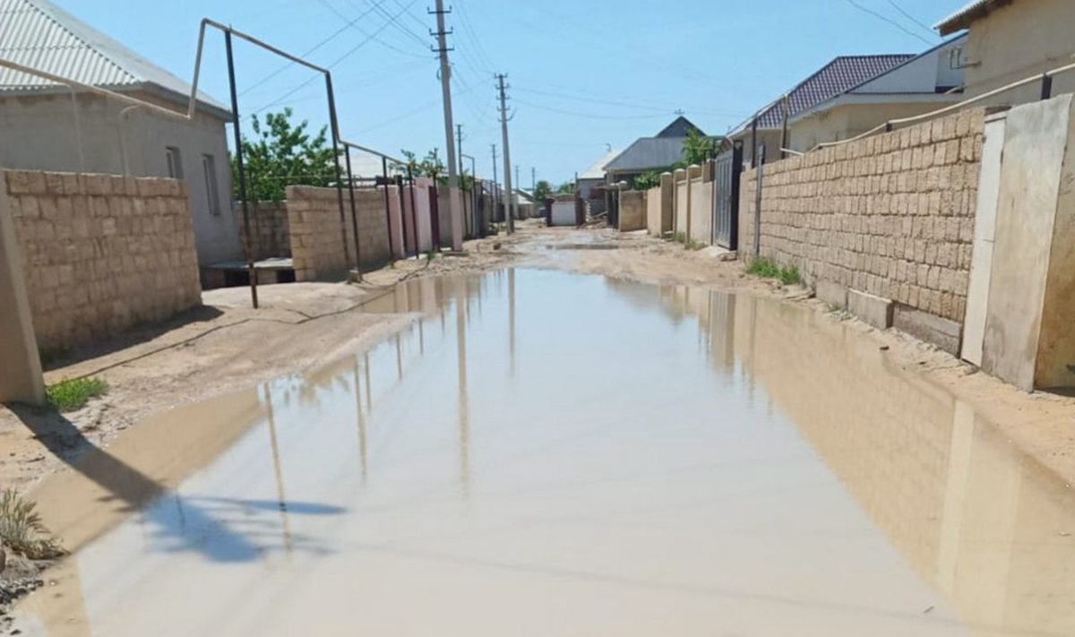 По колено в грязи: пригород Актау тонет в бездорожье
