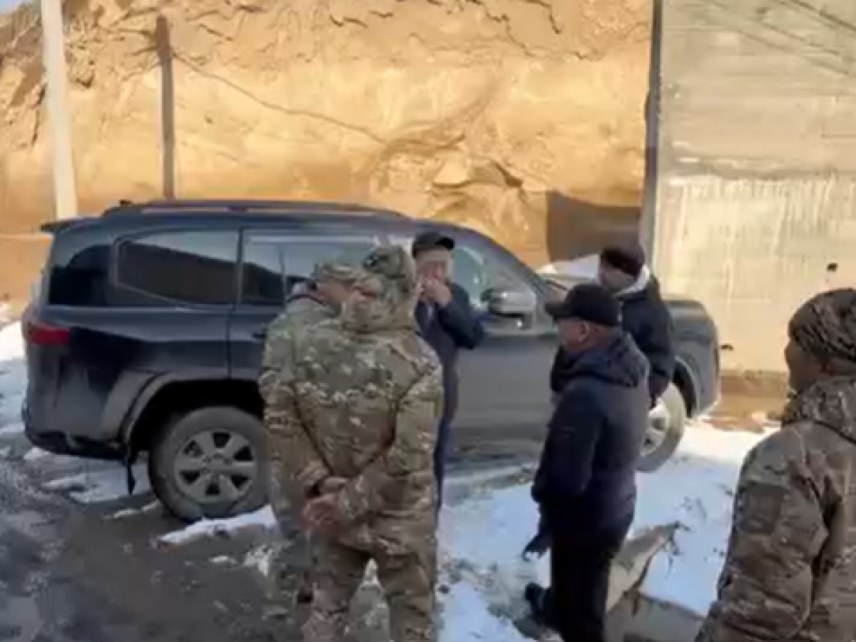 Грунт сошел с горы на навес и автомобиль в Алматинской области (ВИДЕО)