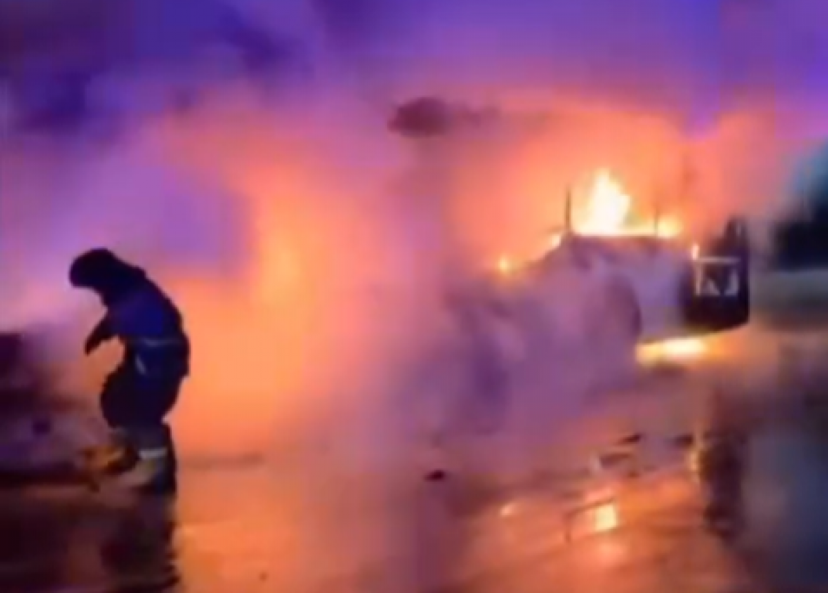 Огонь охватил автобус на шоссе Каркаралы в Астане