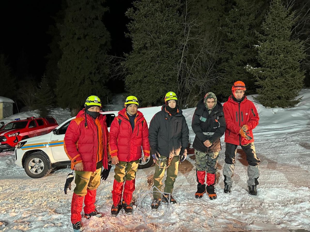 Рюкзак улетел в пропасть: турист застрял на скале в горах Алматы