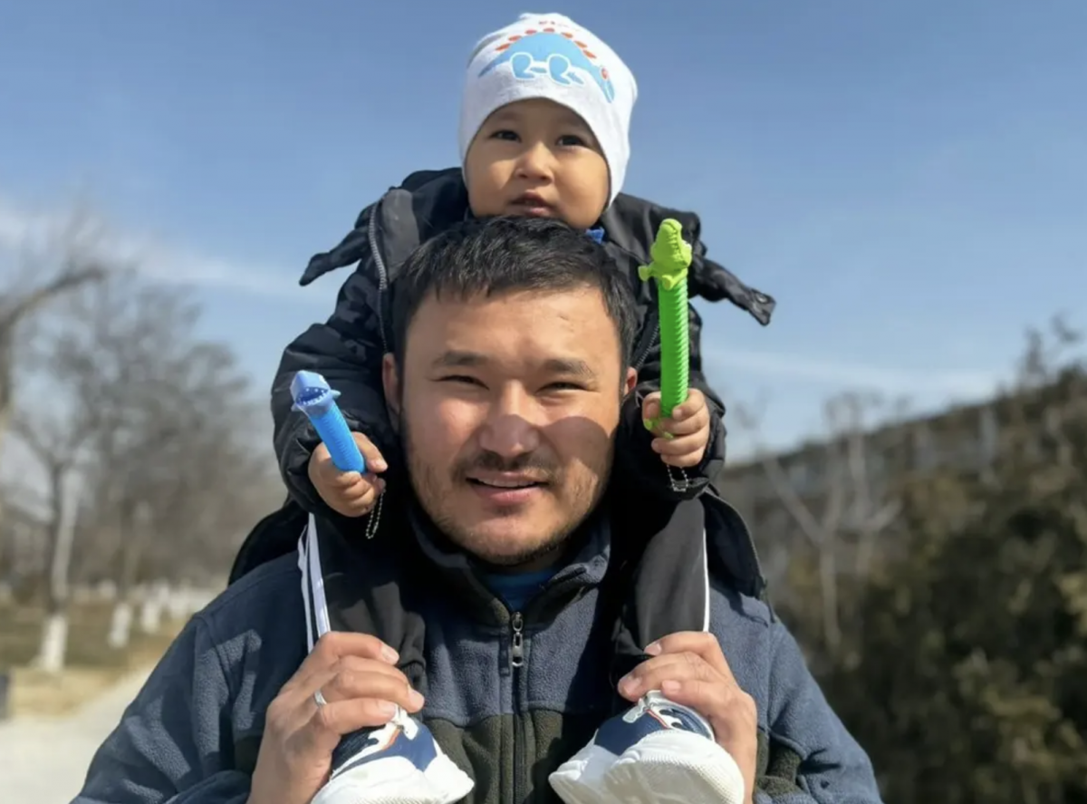 Сменил профессию, но не призвание: парикмахер вытащил мужчину с инвалидностью из огня в Актау