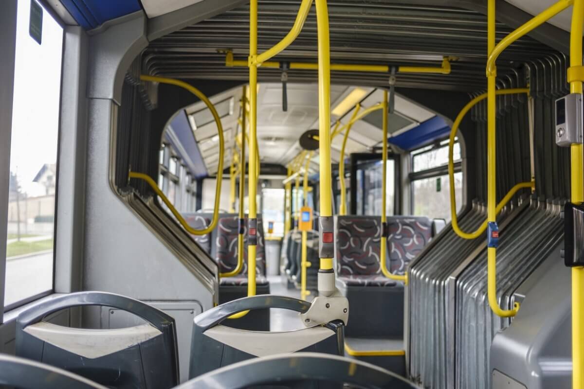 Мужчина похитил сумку с деньгами в автобусе Караганды