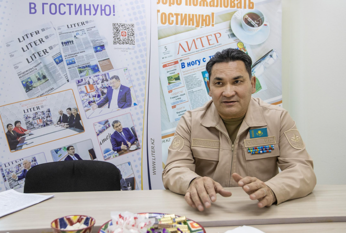 Нам песня служить помогает