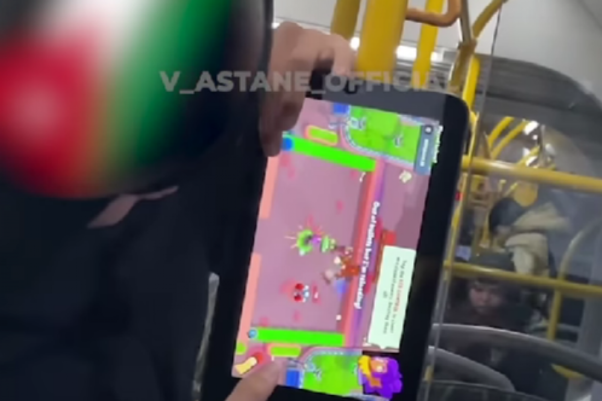 Дети играют на платежных терминалах в автобусах Астаны