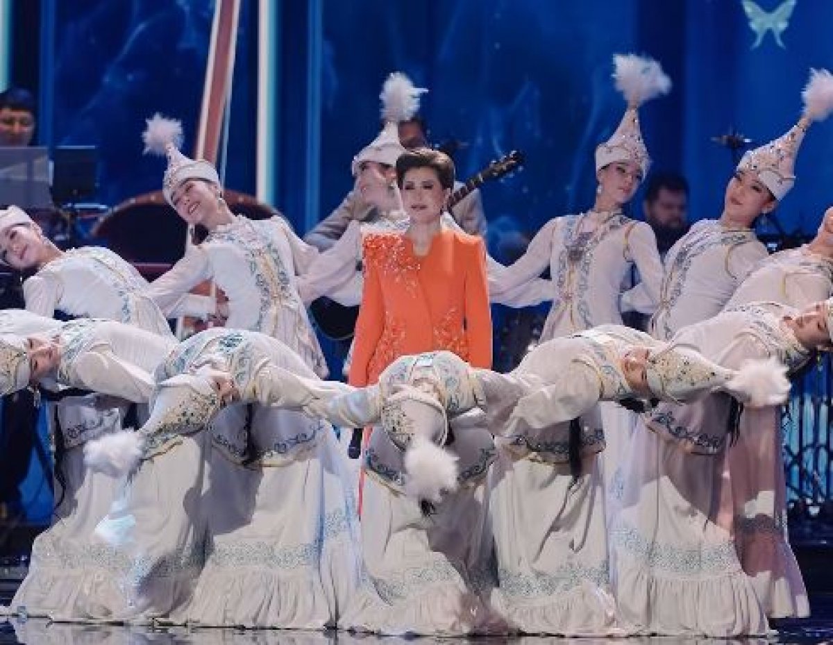 Роза Рымбаева показала кадры с юбилейного концерта в Алматы (ВИДЕО)