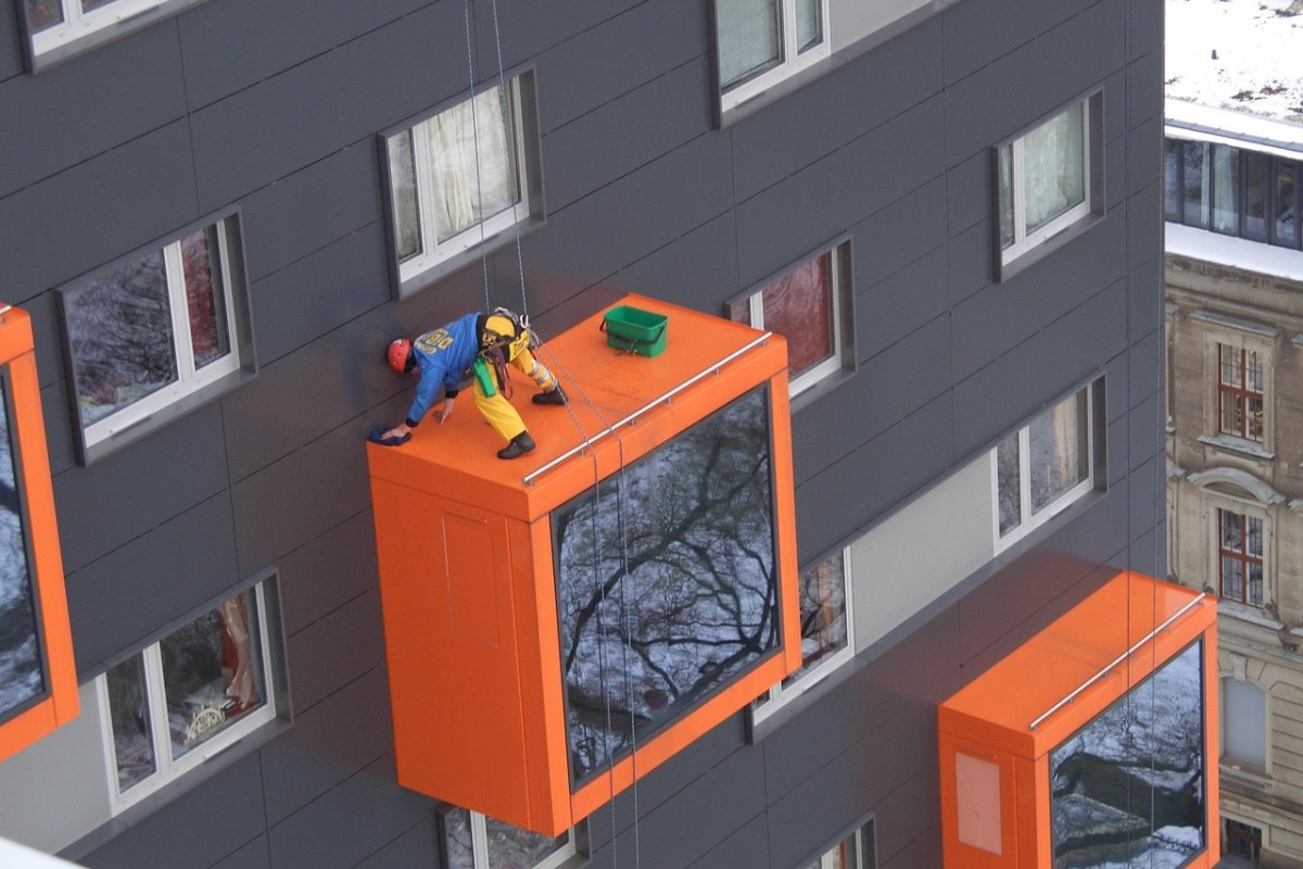 Альпинист сорвался с 9-го этажа в Астане (ВИДЕО)