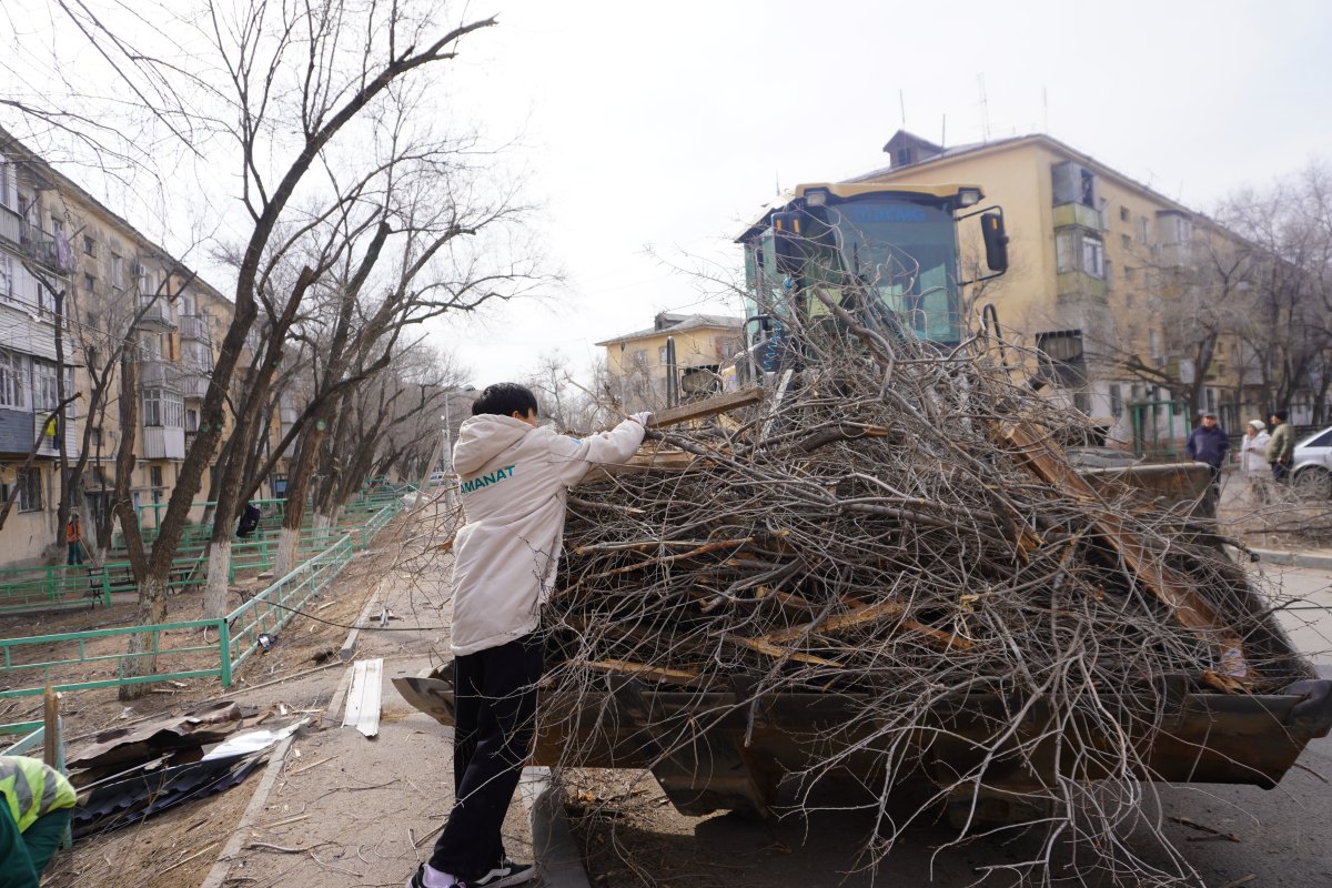 Активисты "Жастар Рухы" подключились к ликвидации непогоды в Конаеве