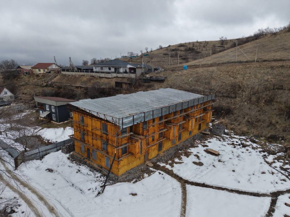 Незаконный трехэтажный дом сносят в предгорье Алматы (ВИДЕО)