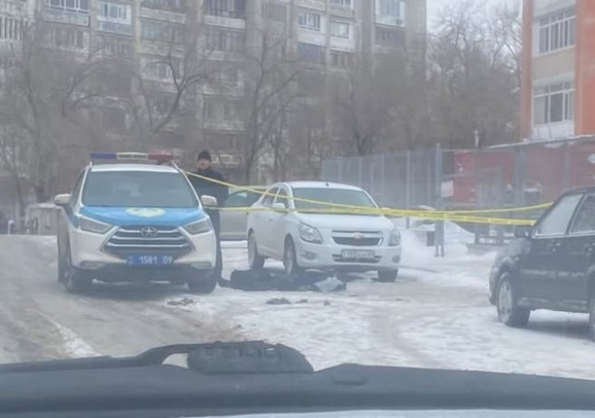 Никто не помог: мужчина скончался на улице в Караганде