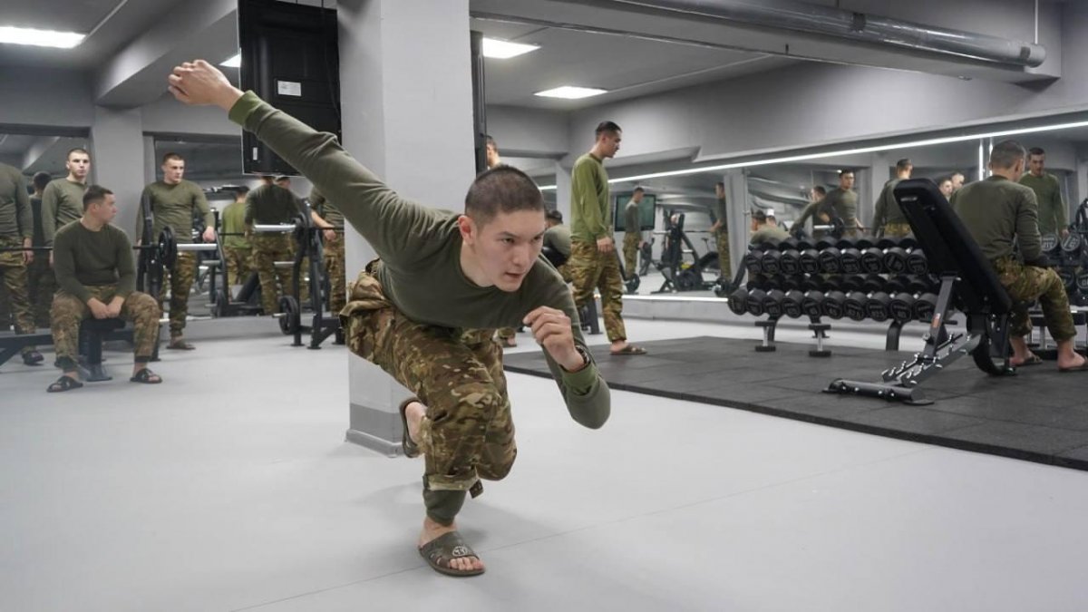 Призер чемпионата мира по конькобежному спорту проходит срочную службу в Алматы