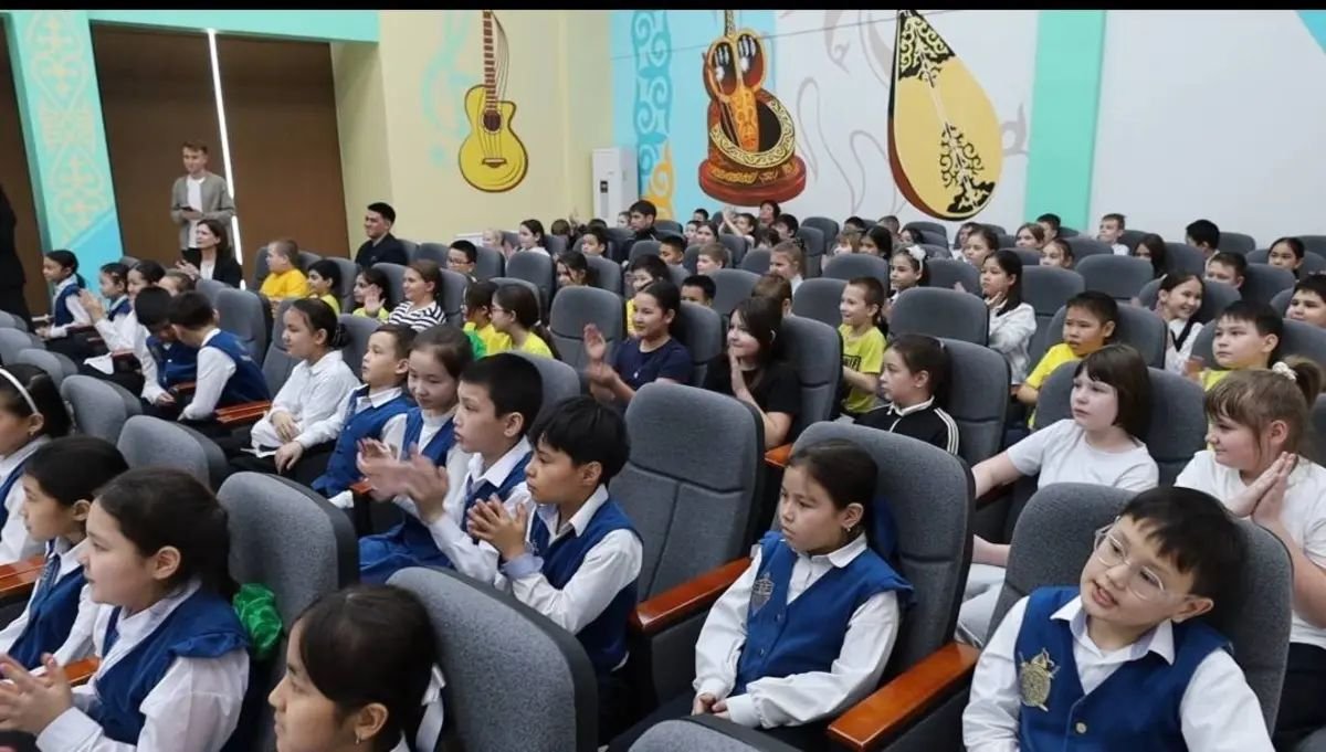 Профилактика с детства: полиция Алматы обучает школьников ПДД