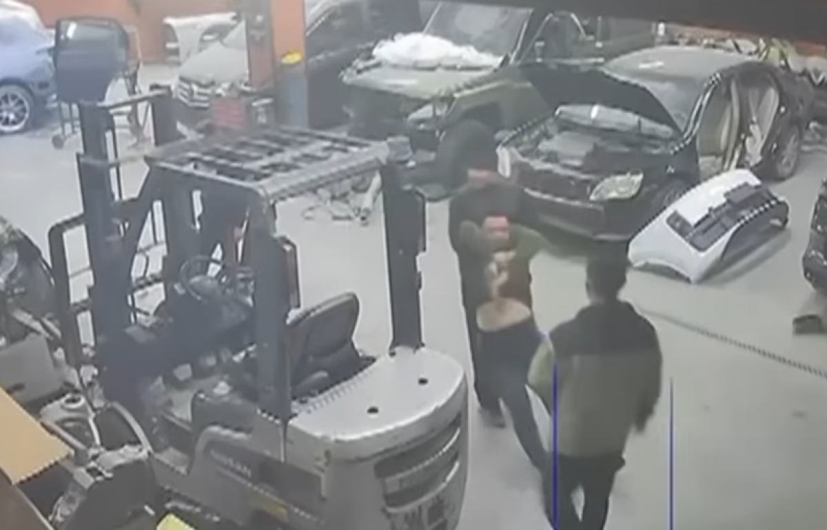 Трое мужчин избили алматинца на СТО