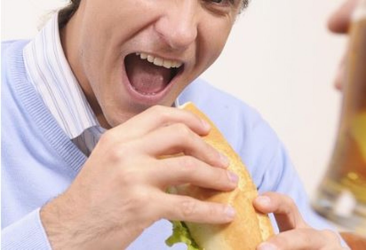 Почему стресс одних лишает аппетита, а других заставляет есть без остановки