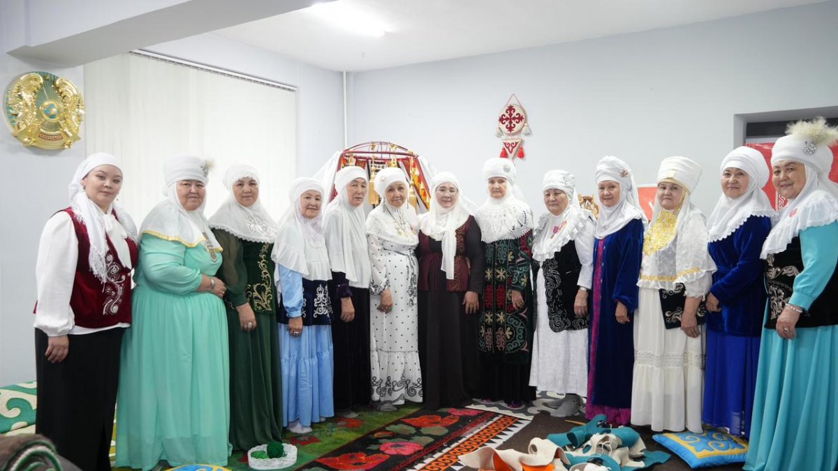 Гигантский сырмак для Книги рекордов Гиннесса создают в Алматы