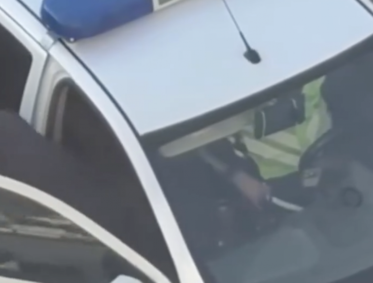 Взятка? В Костанае сняли подозрительное общение водителя и полицейских (ВИДЕО)