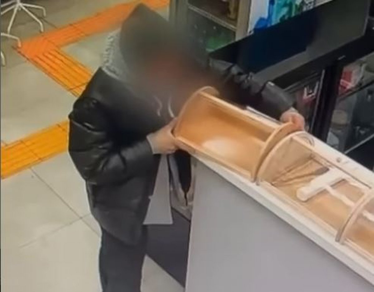 Мужчина похитил деньги из медучреждения Астаны (ВИДЕО)